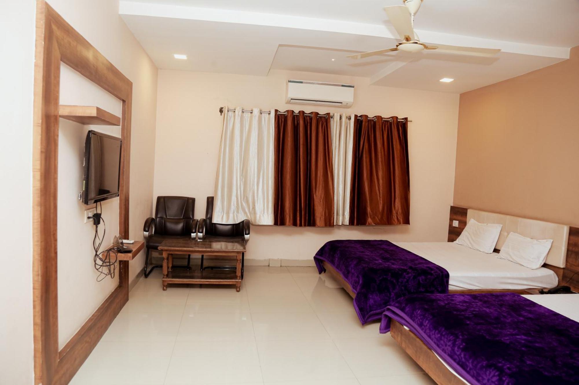 Отель Kesar Residency Khandwa Экстерьер фото