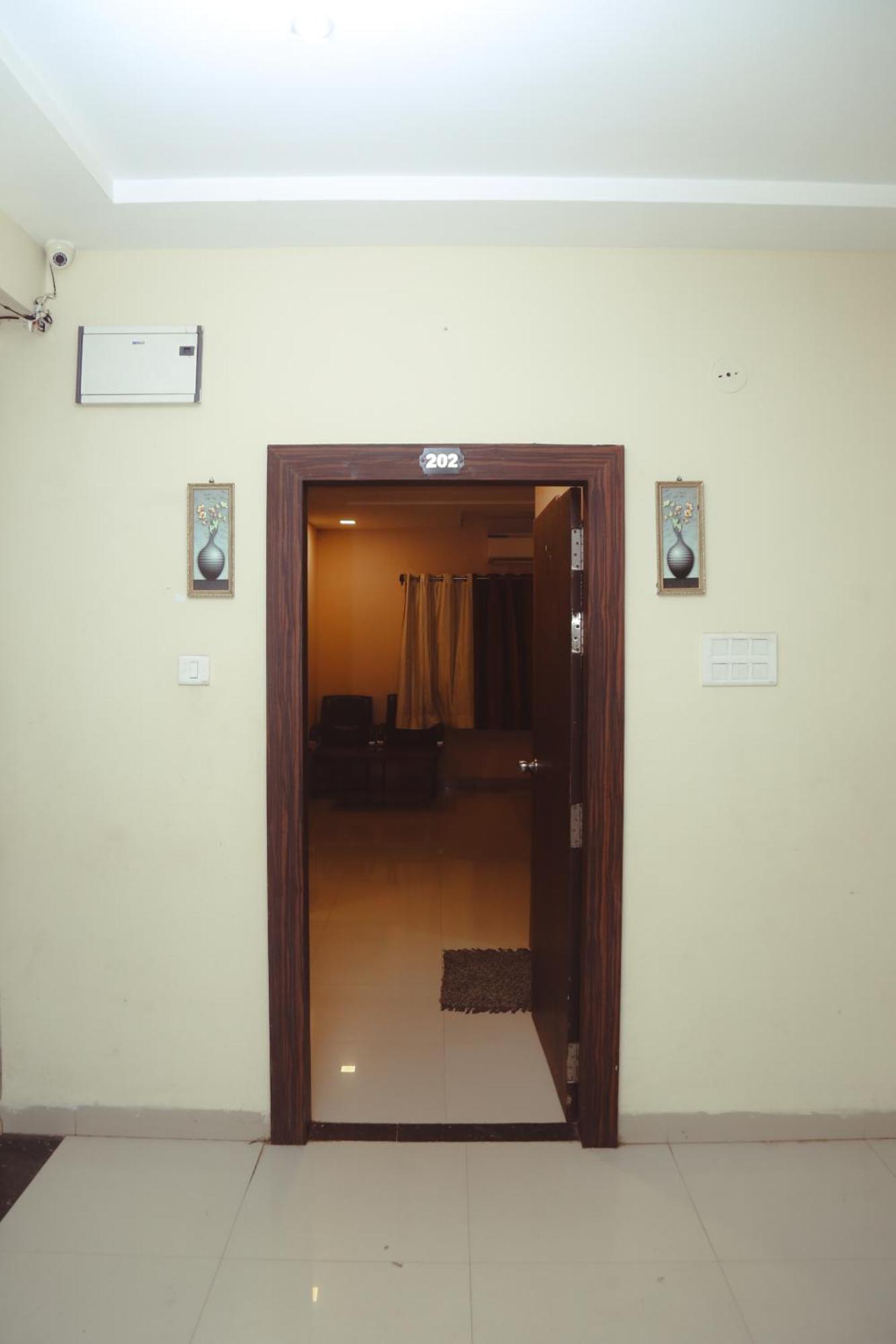 Отель Kesar Residency Khandwa Экстерьер фото